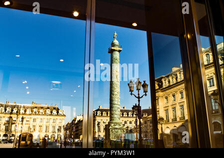 France Paris, reflet de la colonne sur une vitrine de la Place Vendôme Banque D'Images