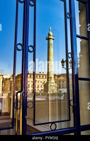 France Paris, reflet de la colonne sur une vitrine de la Place Vendôme Banque D'Images