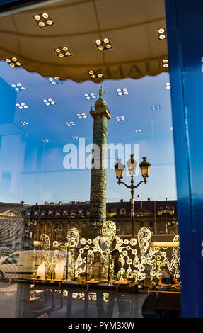 FRance Paris, reflet de la colonne sur une vitrine de la Place Vendôme Banque D'Images