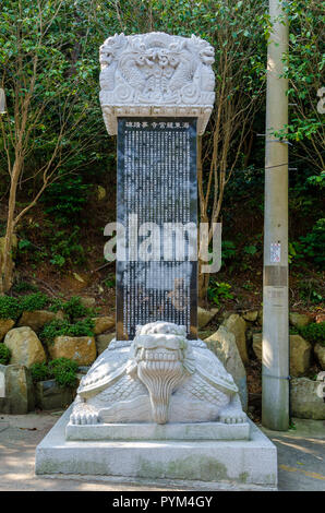 Un monument d'une colonne sur le dos d'une tortue en pierre Haedong Temple Yonggung à Busan, Corée du Sud. Banque D'Images