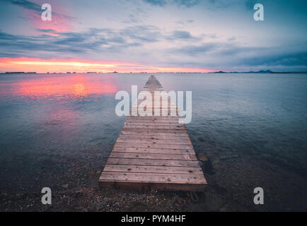 Pier sur la Mar Menor au lever du soleil Banque D'Images