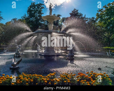 La flamboyante fontaine dans Forsyth Park dans le centre historique de Savannah Georgia USA Banque D'Images