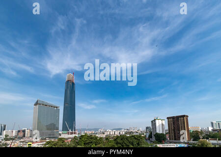 KUALA LUMPUR, 13 août 2018 - Vue de la nouvelle la Malaisie plus haut et le plus moderne de son capital en comparaison avec les anciens et les maisons traditionnelles surrou Banque D'Images