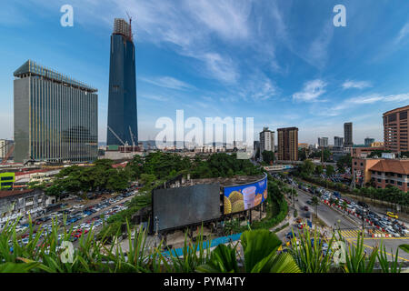 KUALA LUMPUR, 13 août 2018 - Vue de la nouvelle la Malaisie plus haut et le plus moderne de son capital en comparaison avec les anciens et les maisons traditionnelles surrou Banque D'Images