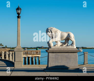 Lion Medici et ball sculpture - l'un d'une paire à l'entrée du pont des Lions à St Augustine en Floride USA fondée sur une origine Romaine Banque D'Images