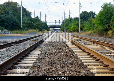 Les voies de chemin de fer d'acier de plus de pierres concassées et de disparaître dans la distance (6) Banque D'Images