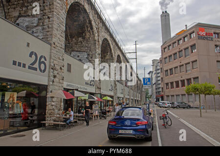 Im Viadukt dans rue commerçante de Zurich ouest Banque D'Images