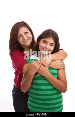 Hispanic mother hugging her daughter isolé sur blanc.. Banque D'Images