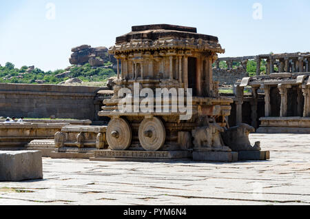 Le Char de pierre richement sculptés dans le complexe du Temple Vittala, Hampi, Karnataka, Inde Banque D'Images