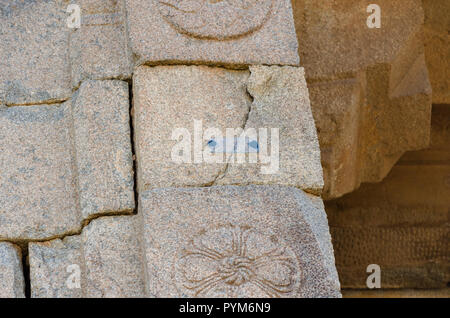Bande de verre collé sur la fissure pour surveiller le déplacement de mur de pierre dans Vijaya Vittala Temple, Hampi, Karnataka, Inde Banque D'Images