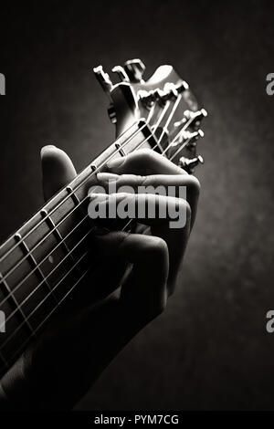Part d'un guitariste close-up avec seulement du cou et de la tête de la guitare dans l'image Banque D'Images