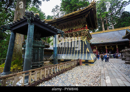 Nikko, JAPON - 15 octobre 2018 : les touristes visite du temple Nikko Toshogu à Nikko à l'automne, le Japon. Banque D'Images