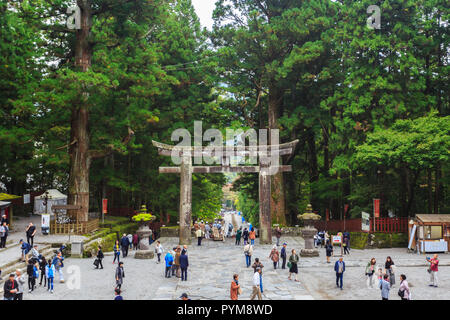 Nikko, JAPON - 15 octobre 2018 : les touristes visite du temple Nikko Toshogu à Nikko à l'automne, le Japon. Banque D'Images