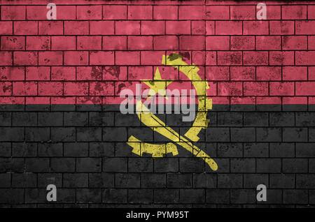 Drapeau de l'Angola est peint sur un vieux mur de brique Banque D'Images