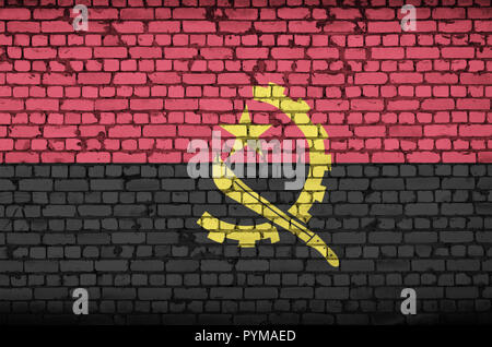 Drapeau de l'Angola est peint sur un vieux mur de brique Banque D'Images
