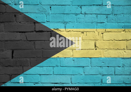 Bahamas drapeau est peint sur un vieux mur de brique Banque D'Images