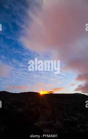 Maison solitaire sur l'île de Lanzarote, beau coucher de soleil. Concept de voyage Banque D'Images