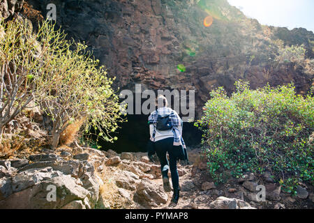 Randonneur woman climbing de grotte de montagne à Gran Canaria island Banque D'Images