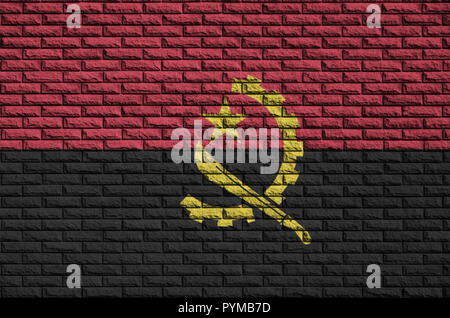 Drapeau de l'Angola est peint sur un vieux mur de brique Banque D'Images
