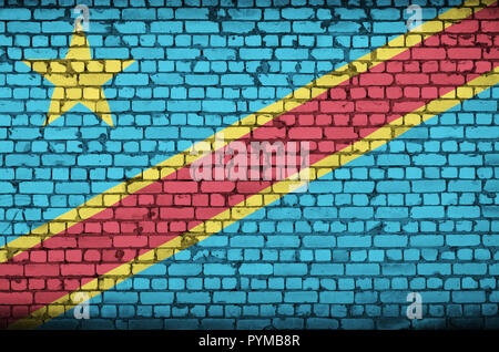 République démocratique du Congo drapeau est peint sur un vieux mur de brique Banque D'Images