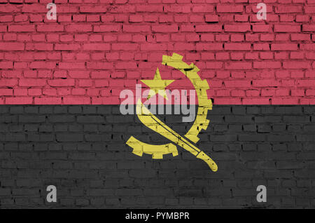 Drapeau de l'Angola est peint sur un vieux mur de brique Banque D'Images