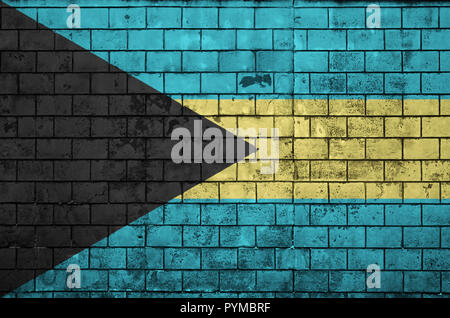 Bahamas drapeau est peint sur un vieux mur de brique Banque D'Images