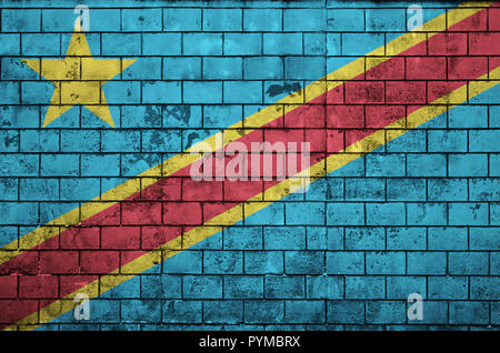 République démocratique du Congo drapeau est peint sur un vieux mur de brique Banque D'Images