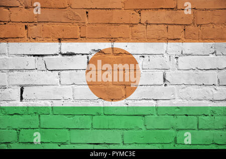 Niger drapeau est peint sur un vieux mur de brique Banque D'Images