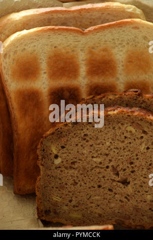 Tranches de pain de grains entiers et de griller le pain, différents types de pains dans un panier à pain pour le petit déjeuner ou l'heure du thé Banque D'Images