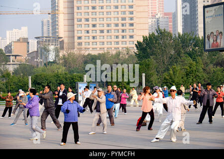 Exercices de Tai Chi le matin à Xining, Chine Banque D'Images