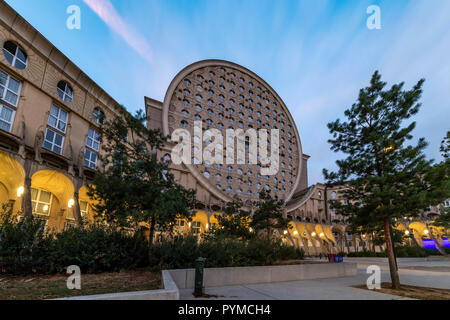 NOISY-LE-GRAND, le 25 octobre 2018 - place centrale de Pablo Picasso arena de Noisy le grand ville près de Parc Euro Disney, Paris, France Banque D'Images