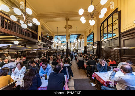 PARIS, 27 octobre 2018 - Bouillon Chartier, ou simplement Chartier, est un 'bouillon' restaurant à Paris fondé en 1896,[1] situé dans le 9ème arrondissement un Banque D'Images