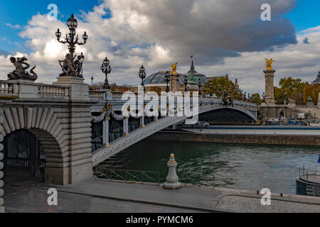 Le Pont Alexandre III sur la seine est un pont en arc pont qui enjambe la Seine à Paris. Elle relie le quartier des Champs-Élysées avec ceux de Banque D'Images
