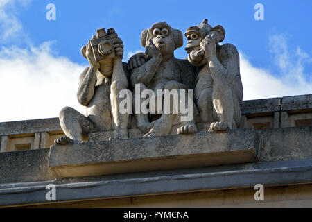 Trois Singes sages sculpture sur le toit de Waterloo Park pavilion, Norwich, Norfolk, UK Banque D'Images