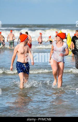 SCHEVENINGEN, 1 janvier 2018 - Couple de plongeurs retour à l'évolution des prix après la première année nouveau plongeon dans l'eau de la mer du Nord, les Pays-Bas Banque D'Images