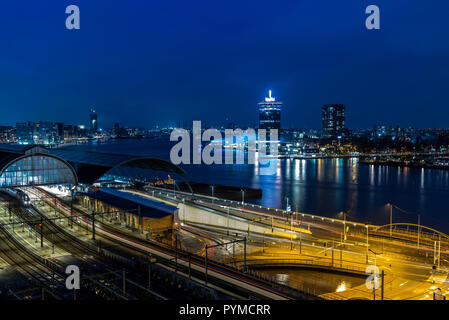 Vue de la gare d'Amsterdam et de la rivière Amstel la nuit, Pays-Bas Banque D'Images