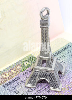 Close up de la Tour Eiffel sur le trousseau visa Schengen autorisant le titulaire d'un passeport pour voyager à l'intérieur du territoire visé par le traité de Schengen Banque D'Images