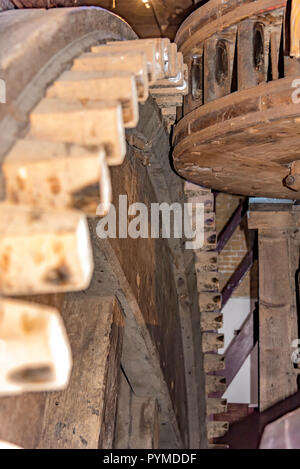 L'engrenage en bois d'un antique moulin à vent hollandais vue rapprochée à Zaanse Schans, Pays-Bas Banque D'Images