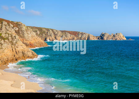 Plage de Porthcurno Cornwall un nageur bravant le froid de l'eau pour nager de Porthcurno Cornwall England UK GO Europe Banque D'Images