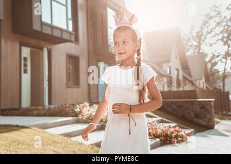 Cute girl brune portant des bracelets et peu marcher en dehors de la couronne Banque D'Images