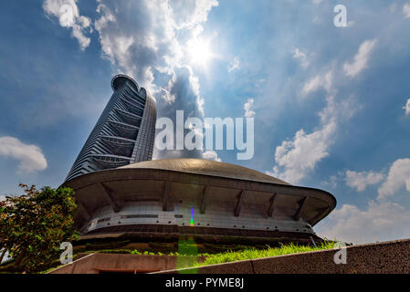KUALA LUMPUR, 26 juillet 2018 - Plan sur le siège de la Malaisie Telecom immeuble sous un ciel ensoleillé et chaud à Kuala Lumpur, Malaisie Banque D'Images