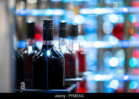 Près des bouteilles d'alcool et de spiritueux au bar Banque D'Images