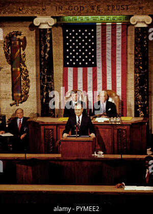Washington DC., USA, 31 janvier 1990. Le président George H. W. Bush présente son premier message sur l'état de l'union à une session conjointe du Congrès, sont assis derrière (l >r) Vice-président Dan Quayle et président de la Chambre Thomas Foley Crédit : Mark Reinstein/MediaPunch Banque D'Images