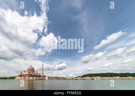 Mosquée de Putrajaya couleur rose entouré d'eau à Putra Jaya, Malaisie la ville territoire fédéral cité administrative encadrée avec place pour mes texte Banque D'Images