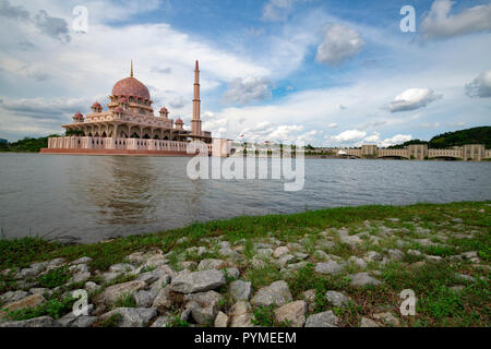 Mosquée de Putrajaya couleur rose entouré d'eau à Putra Jaya, Malaisie la ville territoire fédéral cité administrative Banque D'Images