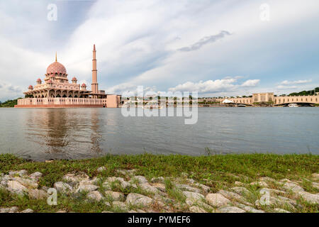 Mosquée de Putrajaya couleur rose entouré d'eau à Putra Jaya, Malaisie la ville territoire fédéral cité administrative encadrées de l'espace pour mes texte Banque D'Images