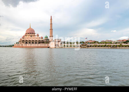 Mosquée de Putrajaya couleur rose entouré d'eau à Putra Jaya, Malaisie la ville territoire fédéral cité administrative Banque D'Images