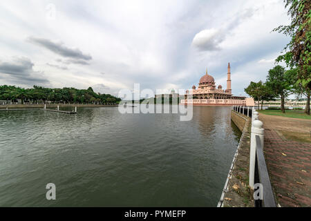 Mosquée de Putrajaya couleur rose entouré d'eau à Putra Jaya, Malaisie la ville territoire fédéral cité administrative Banque D'Images