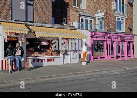 Une vue de magasins touristiques le long du port de Whitby, North Yorkshire, UK. Banque D'Images