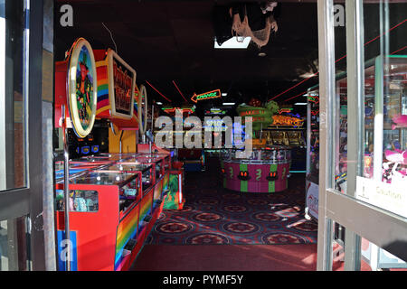 Une vue de Pleasureland, un salle de jeux électroniques à Whitby, North Yorkshire, Angleterre, Royaume-Uni. Banque D'Images